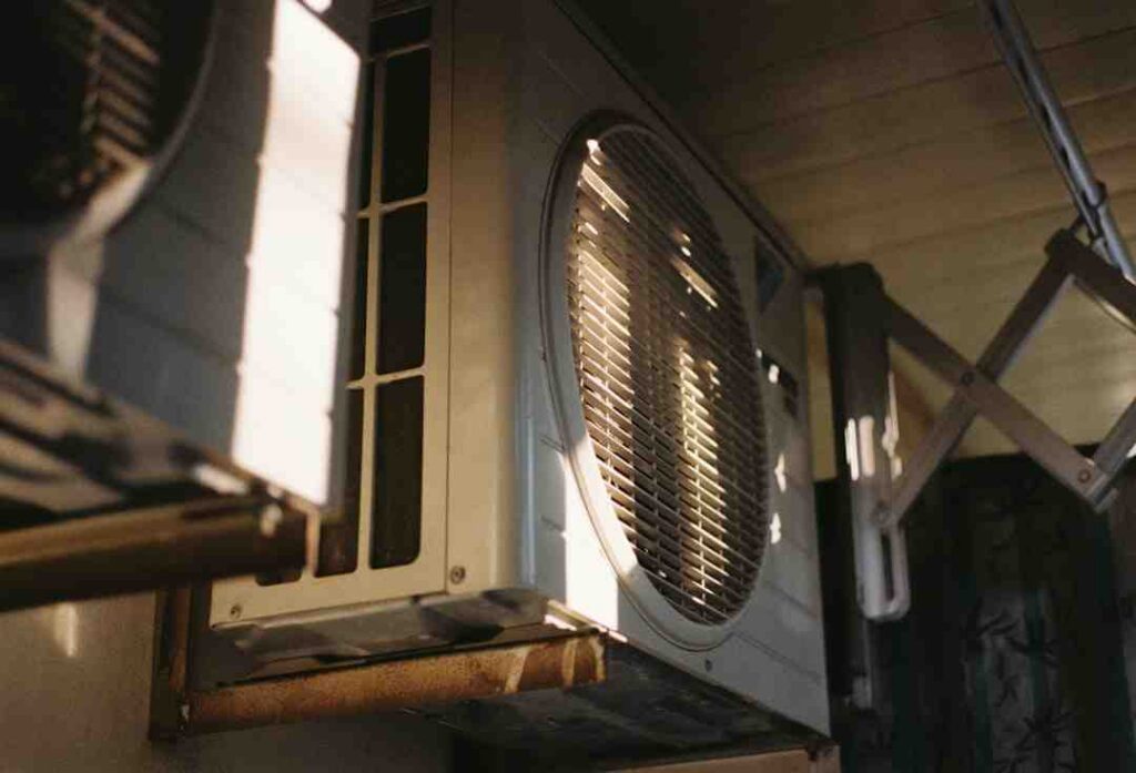 how to decide between hvac repair and replacement